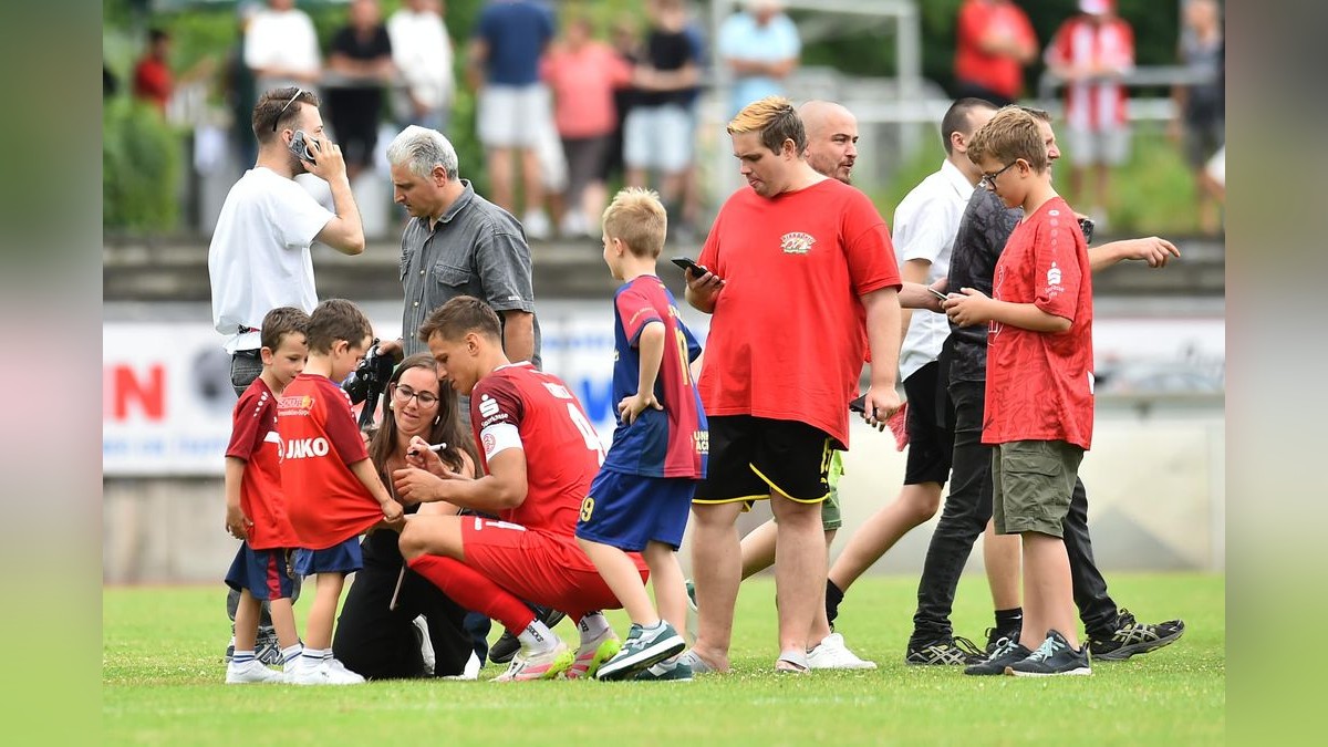 Der VfB Bottrop musste sich Rot-Weiss Essen im Testspiel mit 0:10 geschlagen geben. 2500 Zuschauer verfolgten das Spiel, das zu Ehren des 125-jährigen Bestehens des Bottroper Klubs ausgetragen wurde. VfB Bottrop - Rot-Weiss Essen