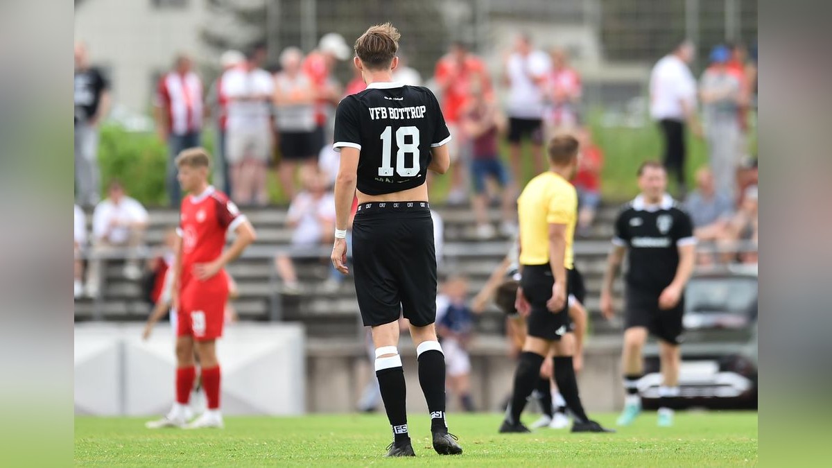 Der VfB Bottrop musste sich Rot-Weiss Essen im Testspiel mit 0:10 geschlagen geben. 2500 Zuschauer verfolgten das Spiel, das zu Ehren des 125-jährigen Bestehens des Bottroper Klubs ausgetragen wurde. VfB Bottrop - Rot-Weiss Essen