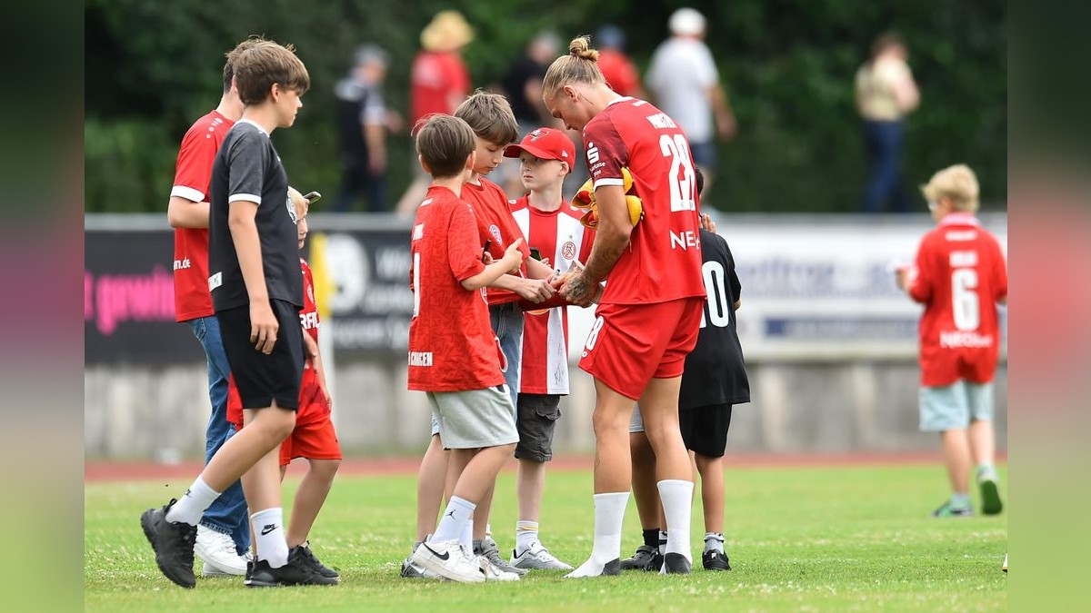 Der VfB Bottrop musste sich Rot-Weiss Essen im Testspiel mit 0:10 geschlagen geben. 2500 Zuschauer verfolgten das Spiel, das zu Ehren des 125-jährigen Bestehens des Bottroper Klubs ausgetragen wurde. VfB Bottrop - Rot-Weiss Essen