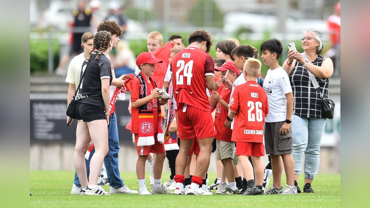 Der VfB Bottrop musste sich Rot-Weiss Essen im Testspiel mit 0:10 geschlagen geben. 2500 Zuschauer verfolgten das Spiel, das zu Ehren des 125-jährigen Bestehens des Bottroper Klubs ausgetragen wurde. VfB Bottrop - Rot-Weiss Essen