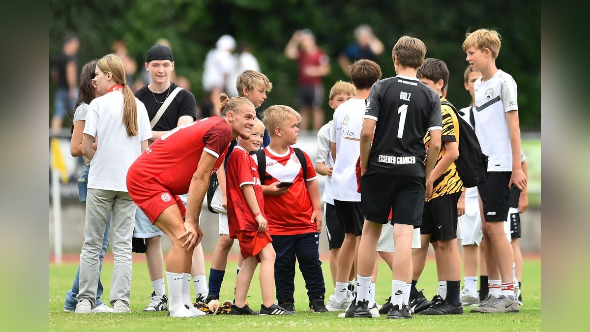 Der VfB Bottrop musste sich Rot-Weiss Essen im Testspiel mit 0:10 geschlagen geben. 2500 Zuschauer verfolgten das Spiel, das zu Ehren des 125-jährigen Bestehens des Bottroper Klubs ausgetragen wurde. VfB Bottrop - Rot-Weiss Essen
