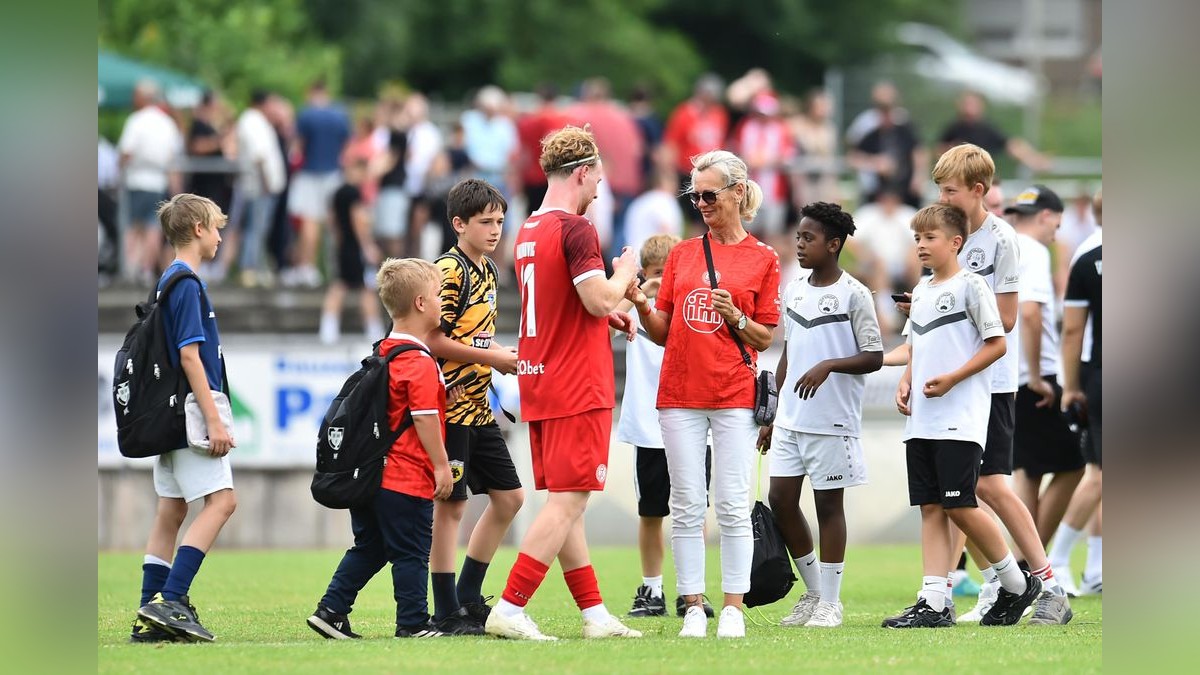 Der VfB Bottrop musste sich Rot-Weiss Essen im Testspiel mit 0:10 geschlagen geben. 2500 Zuschauer verfolgten das Spiel, das zu Ehren des 125-jährigen Bestehens des Bottroper Klubs ausgetragen wurde. VfB Bottrop - Rot-Weiss Essen
