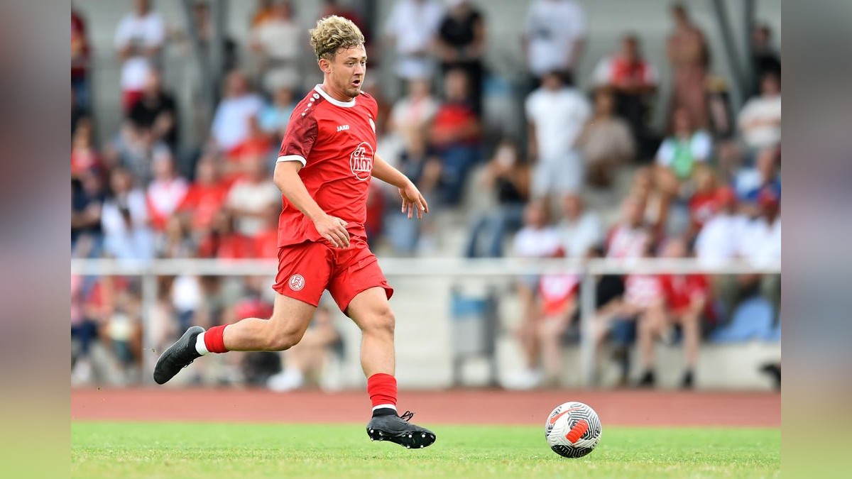 Der VfB Bottrop musste sich Rot-Weiss Essen im Testspiel mit 0:10 geschlagen geben. 2500 Zuschauer verfolgten das Spiel, das zu Ehren des 125-jährigen Bestehens des Bottroper Klubs ausgetragen wurde. VfB Bottrop - Rot-Weiss Essen
