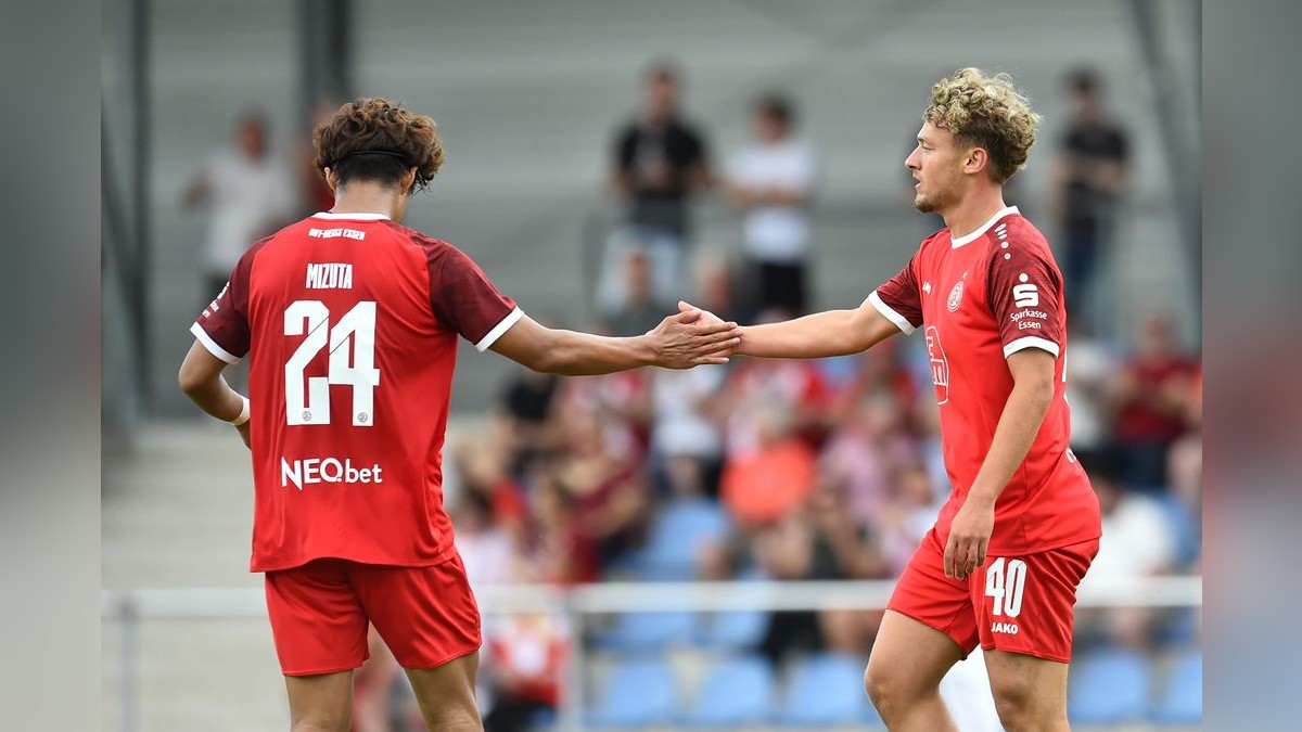 Der VfB Bottrop musste sich Rot-Weiss Essen im Testspiel mit 0:10 geschlagen geben. 2500 Zuschauer verfolgten das Spiel, das zu Ehren des 125-jährigen Bestehens des Bottroper Klubs ausgetragen wurde. VfB Bottrop - Rot-Weiss Essen
