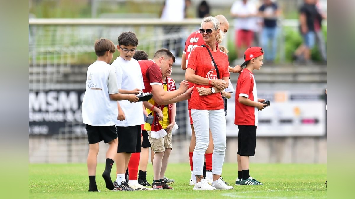 Der VfB Bottrop musste sich Rot-Weiss Essen im Testspiel mit 0:10 geschlagen geben. 2500 Zuschauer verfolgten das Spiel, das zu Ehren des 125-jährigen Bestehens des Bottroper Klubs ausgetragen wurde. VfB Bottrop - Rot-Weiss Essen