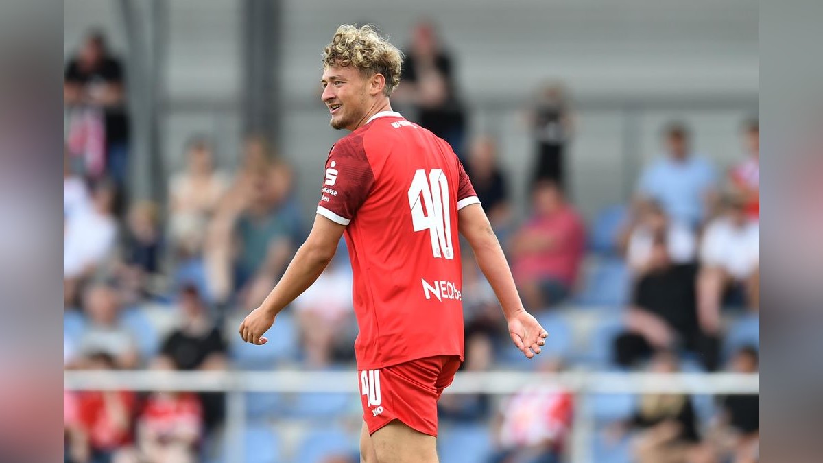 Der VfB Bottrop musste sich Rot-Weiss Essen im Testspiel mit 0:10 geschlagen geben. 2500 Zuschauer verfolgten das Spiel, das zu Ehren des 125-jährigen Bestehens des Bottroper Klubs ausgetragen wurde. VfB Bottrop - Rot-Weiss Essen