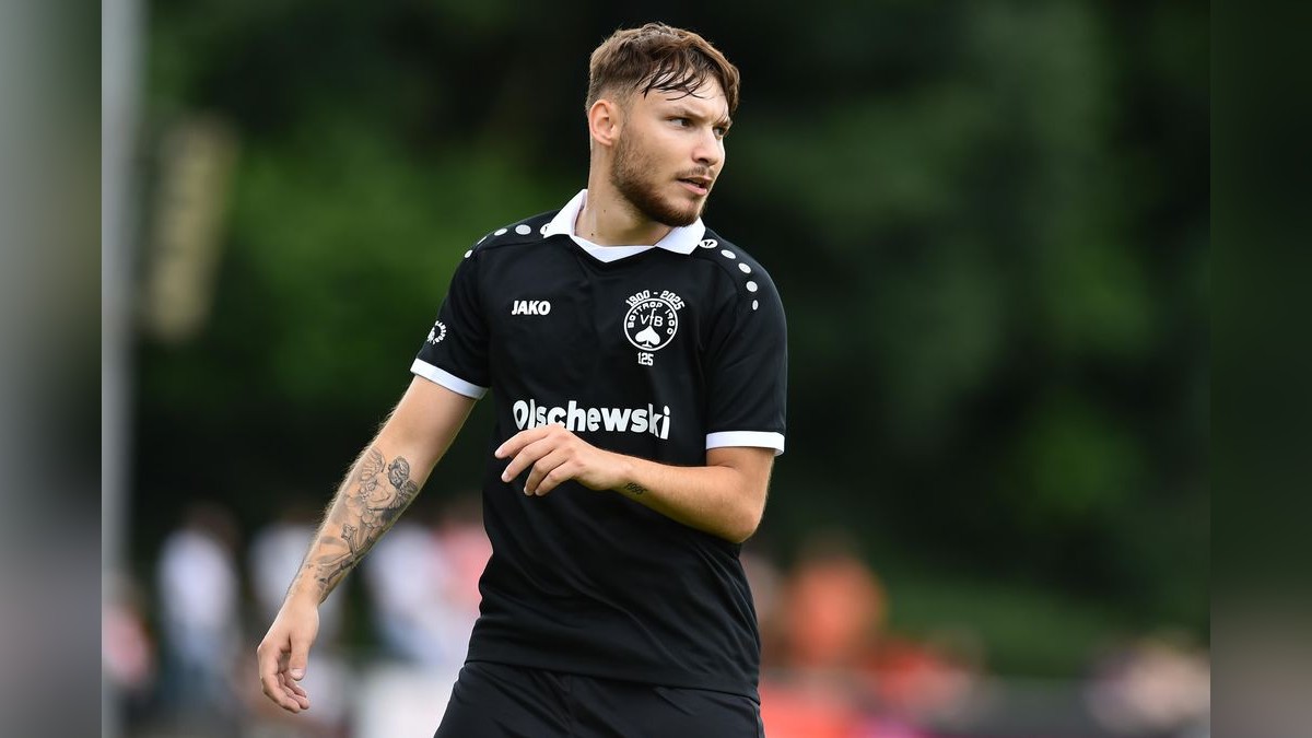 Der VfB Bottrop musste sich Rot-Weiss Essen im Testspiel mit 0:10 geschlagen geben. 2500 Zuschauer verfolgten das Spiel, das zu Ehren des 125-jährigen Bestehens des Bottroper Klubs ausgetragen wurde. VfB Bottrop - Rot-Weiss Essen