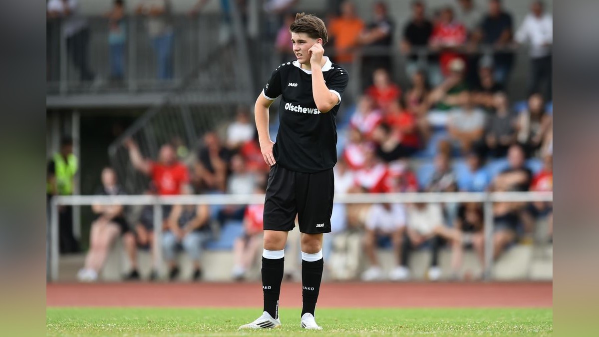 Der VfB Bottrop musste sich Rot-Weiss Essen im Testspiel mit 0:10 geschlagen geben. 2500 Zuschauer verfolgten das Spiel, das zu Ehren des 125-jährigen Bestehens des Bottroper Klubs ausgetragen wurde. VfB Bottrop - Rot-Weiss Essen