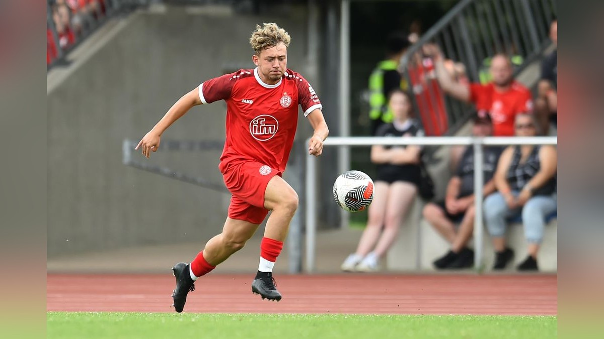 Der VfB Bottrop musste sich Rot-Weiss Essen im Testspiel mit 0:10 geschlagen geben. 2500 Zuschauer verfolgten das Spiel, das zu Ehren des 125-jährigen Bestehens des Bottroper Klubs ausgetragen wurde. VfB Bottrop - Rot-Weiss Essen