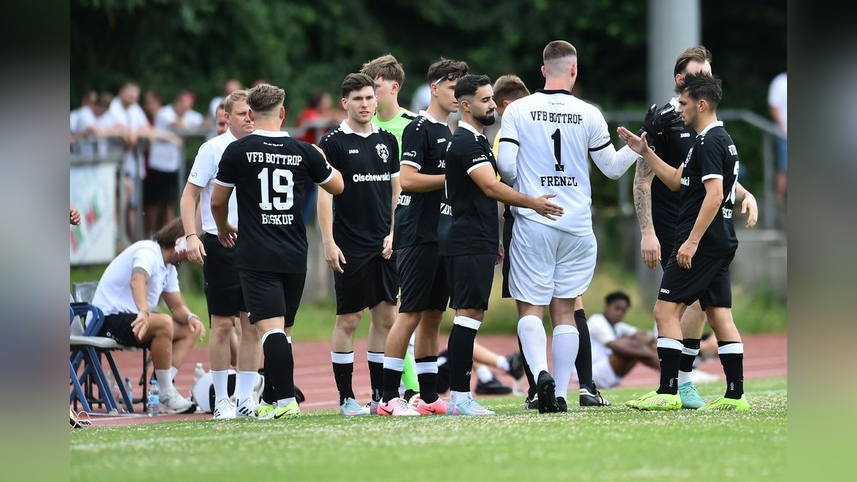 Der VfB Bottrop musste sich Rot-Weiss Essen im Testspiel mit 0:10 geschlagen geben. 2500 Zuschauer verfolgten das Spiel, das zu Ehren des 125-jährigen Bestehens des Bottroper Klubs ausgetragen wurde. VfB Bottrop - Rot-Weiss Essen