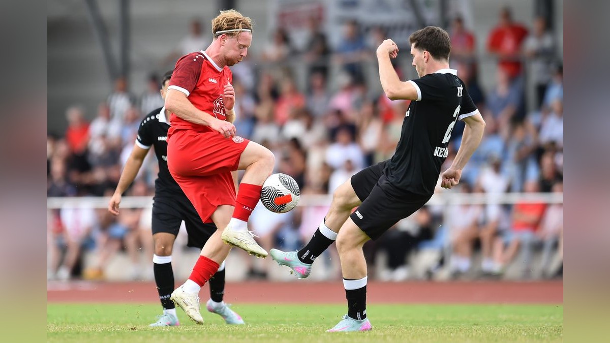 Der VfB Bottrop musste sich Rot-Weiss Essen im Testspiel mit 0:10 geschlagen geben. 2500 Zuschauer verfolgten das Spiel, das zu Ehren des 125-jährigen Bestehens des Bottroper Klubs ausgetragen wurde. VfB Bottrop - Rot-Weiss Essen