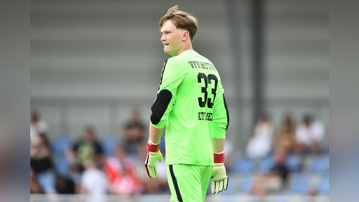 Der VfB Bottrop musste sich Rot-Weiss Essen im Testspiel mit 0:10 geschlagen geben. 2500 Zuschauer verfolgten das Spiel, das zu Ehren des 125-jährigen Bestehens des Bottroper Klubs ausgetragen wurde. VfB Bottrop - Rot-Weiss Essen