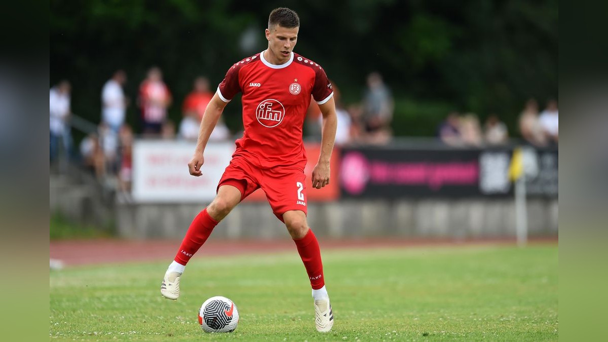 Der VfB Bottrop musste sich Rot-Weiss Essen im Testspiel mit 0:10 geschlagen geben. 2500 Zuschauer verfolgten das Spiel, das zu Ehren des 125-jährigen Bestehens des Bottroper Klubs ausgetragen wurde. VfB Bottrop - Rot-Weiss Essen