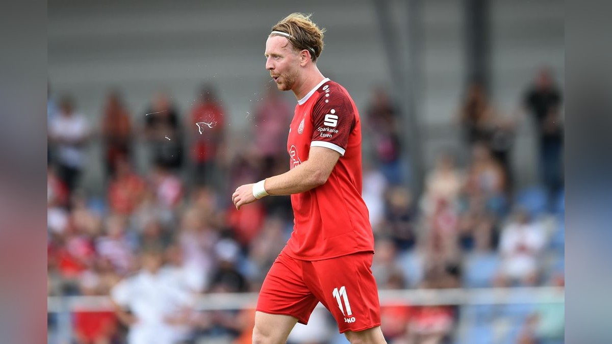 Der VfB Bottrop musste sich Rot-Weiss Essen im Testspiel mit 0:10 geschlagen geben. 2500 Zuschauer verfolgten das Spiel, das zu Ehren des 125-jährigen Bestehens des Bottroper Klubs ausgetragen wurde. VfB Bottrop - Rot-Weiss Essen
