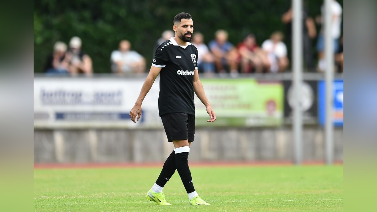 Der VfB Bottrop musste sich Rot-Weiss Essen im Testspiel mit 0:10 geschlagen geben. 2500 Zuschauer verfolgten das Spiel, das zu Ehren des 125-jährigen Bestehens des Bottroper Klubs ausgetragen wurde. VfB Bottrop - Rot-Weiss Essen