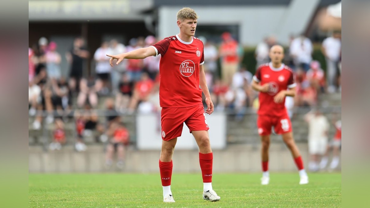 Der VfB Bottrop musste sich Rot-Weiss Essen im Testspiel mit 0:10 geschlagen geben. 2500 Zuschauer verfolgten das Spiel, das zu Ehren des 125-jährigen Bestehens des Bottroper Klubs ausgetragen wurde. VfB Bottrop - Rot-Weiss Essen