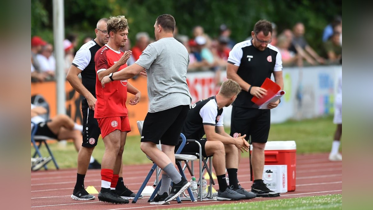 Der VfB Bottrop musste sich Rot-Weiss Essen im Testspiel mit 0:10 geschlagen geben. 2500 Zuschauer verfolgten das Spiel, das zu Ehren des 125-jährigen Bestehens des Bottroper Klubs ausgetragen wurde. VfB Bottrop - Rot-Weiss Essen