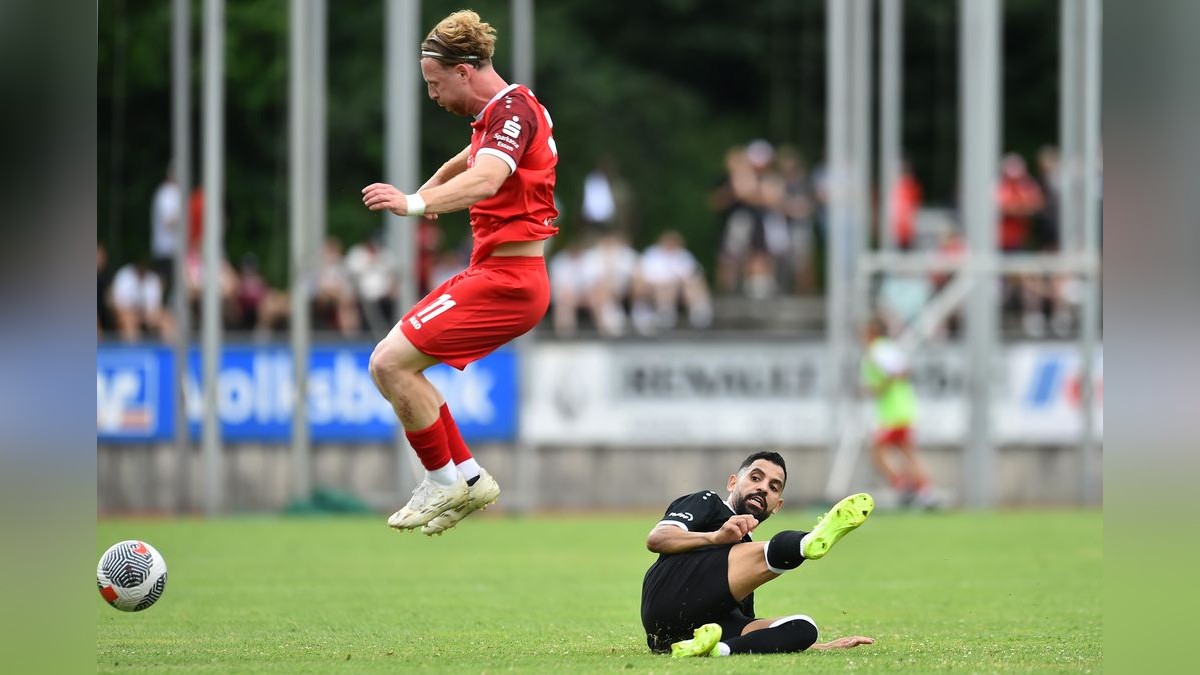 Der VfB Bottrop musste sich Rot-Weiss Essen im Testspiel mit 0:10 geschlagen geben. 2500 Zuschauer verfolgten das Spiel, das zu Ehren des 125-jährigen Bestehens des Bottroper Klubs ausgetragen wurde. VfB Bottrop - Rot-Weiss Essen