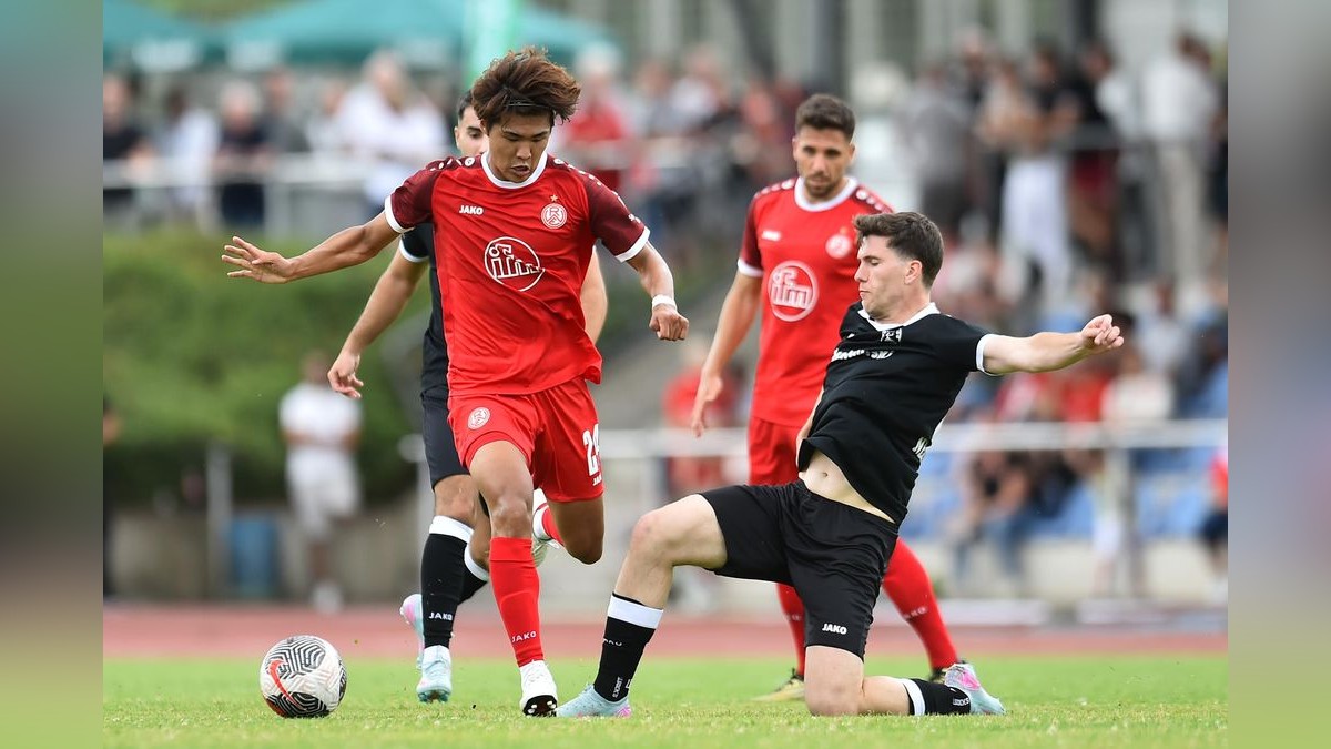 Der VfB Bottrop musste sich Rot-Weiss Essen im Testspiel mit 0:10 geschlagen geben. 2500 Zuschauer verfolgten das Spiel, das zu Ehren des 125-jährigen Bestehens des Bottroper Klubs ausgetragen wurde. VfB Bottrop - Rot-Weiss Essen