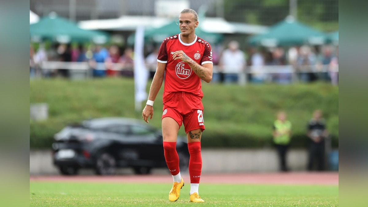 Der VfB Bottrop musste sich Rot-Weiss Essen im Testspiel mit 0:10 geschlagen geben. 2500 Zuschauer verfolgten das Spiel, das zu Ehren des 125-jährigen Bestehens des Bottroper Klubs ausgetragen wurde. VfB Bottrop - Rot-Weiss Essen