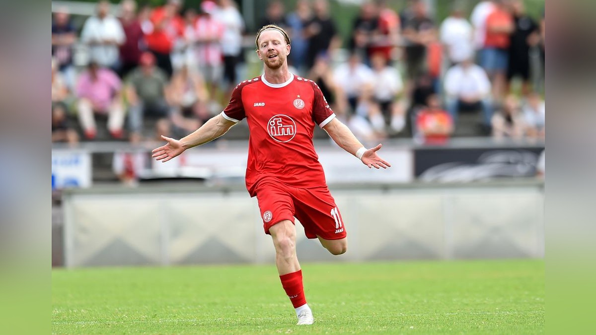 Der VfB Bottrop musste sich Rot-Weiss Essen im Testspiel mit 0:10 geschlagen geben. 2500 Zuschauer verfolgten das Spiel, das zu Ehren des 125-jährigen Bestehens des Bottroper Klubs ausgetragen wurde. VfB Bottrop - Rot-Weiss Essen