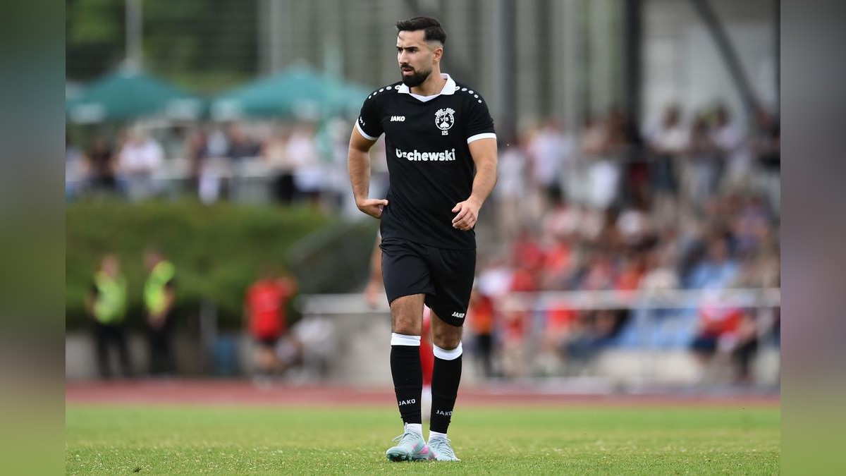 Der VfB Bottrop musste sich Rot-Weiss Essen im Testspiel mit 0:10 geschlagen geben. 2500 Zuschauer verfolgten das Spiel, das zu Ehren des 125-jährigen Bestehens des Bottroper Klubs ausgetragen wurde. VfB Bottrop - Rot-Weiss Essen