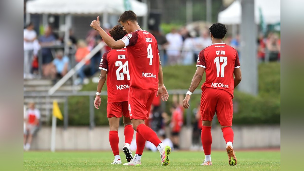 Der VfB Bottrop musste sich Rot-Weiss Essen im Testspiel mit 0:10 geschlagen geben. 2500 Zuschauer verfolgten das Spiel, das zu Ehren des 125-jährigen Bestehens des Bottroper Klubs ausgetragen wurde. VfB Bottrop - Rot-Weiss Essen