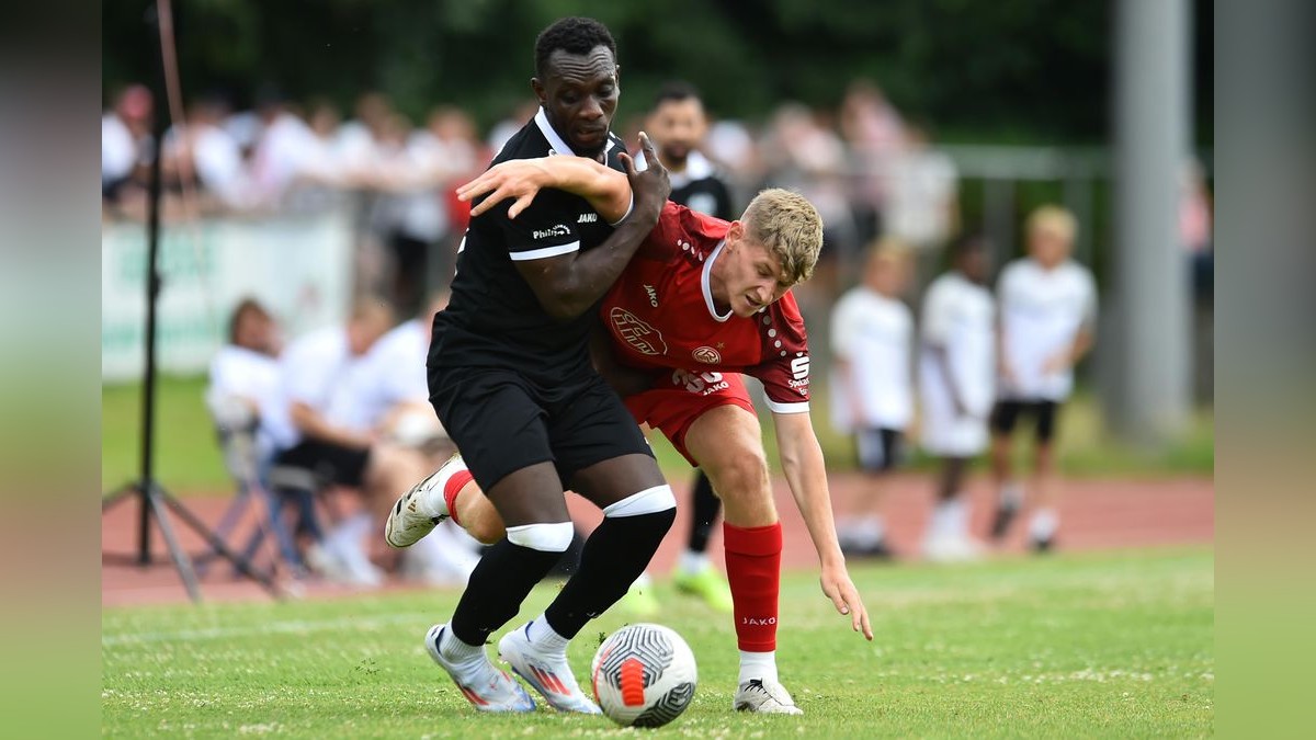 Der VfB Bottrop musste sich Rot-Weiss Essen im Testspiel mit 0:10 geschlagen geben. 2500 Zuschauer verfolgten das Spiel, das zu Ehren des 125-jährigen Bestehens des Bottroper Klubs ausgetragen wurde. VfB Bottrop - Rot-Weiss Essen