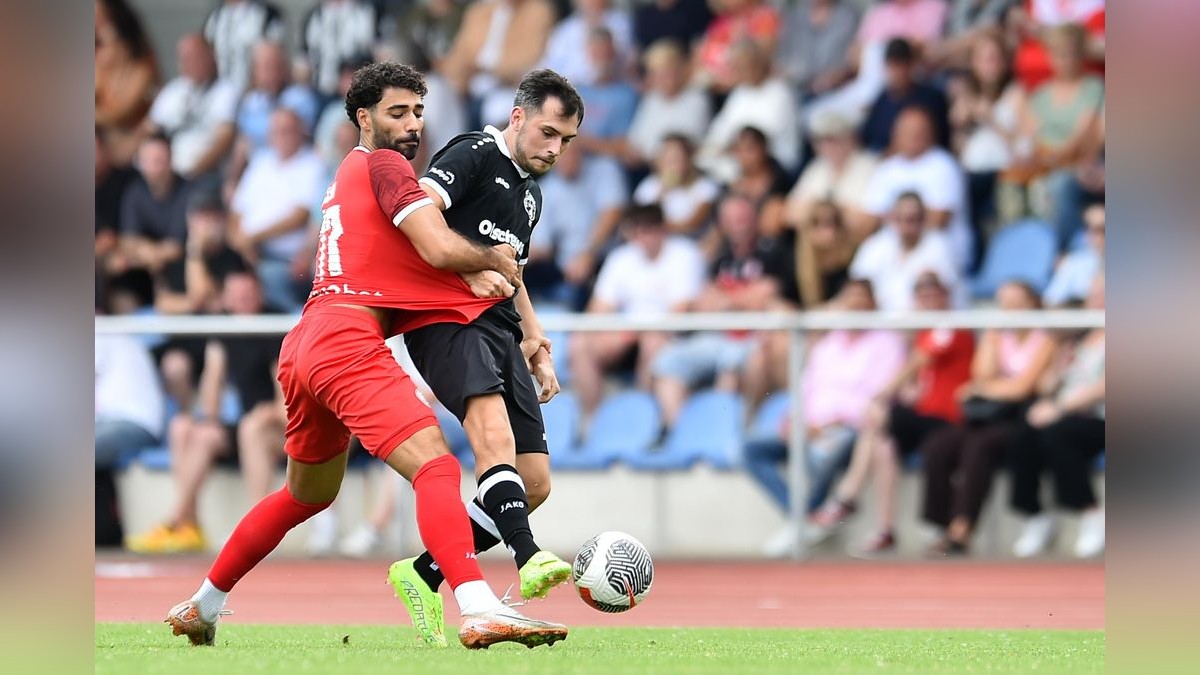 Der VfB Bottrop musste sich Rot-Weiss Essen im Testspiel mit 0:10 geschlagen geben. 2500 Zuschauer verfolgten das Spiel, das zu Ehren des 125-jährigen Bestehens des Bottroper Klubs ausgetragen wurde. VfB Bottrop - Rot-Weiss Essen