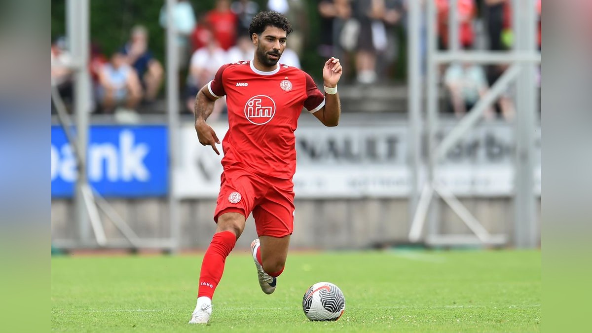 Der VfB Bottrop musste sich Rot-Weiss Essen im Testspiel mit 0:10 geschlagen geben. 2500 Zuschauer verfolgten das Spiel, das zu Ehren des 125-jährigen Bestehens des Bottroper Klubs ausgetragen wurde. VfB Bottrop - Rot-Weiss Essen