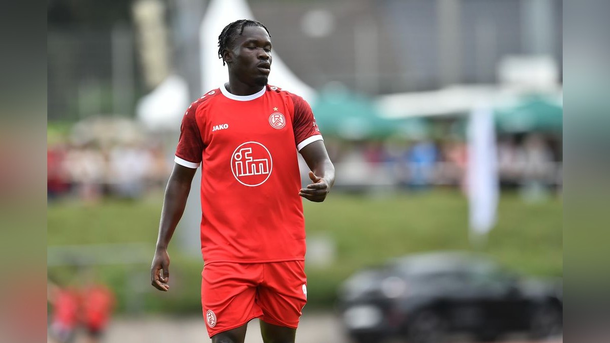 Der VfB Bottrop musste sich Rot-Weiss Essen im Testspiel mit 0:10 geschlagen geben. 2500 Zuschauer verfolgten das Spiel, das zu Ehren des 125-jährigen Bestehens des Bottroper Klubs ausgetragen wurde. VfB Bottrop - Rot-Weiss Essen