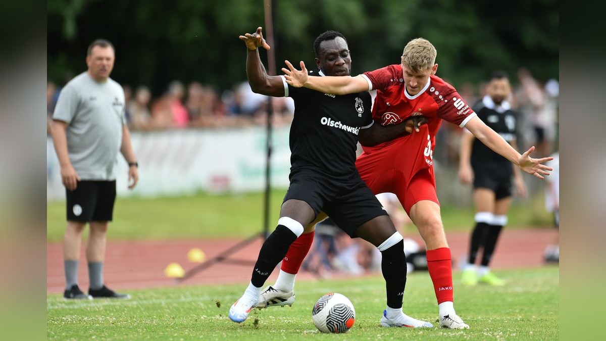 Der VfB Bottrop musste sich Rot-Weiss Essen im Testspiel mit 0:10 geschlagen geben. 2500 Zuschauer verfolgten das Spiel, das zu Ehren des 125-jährigen Bestehens des Bottroper Klubs ausgetragen wurde. VfB Bottrop - Rot-Weiss Essen