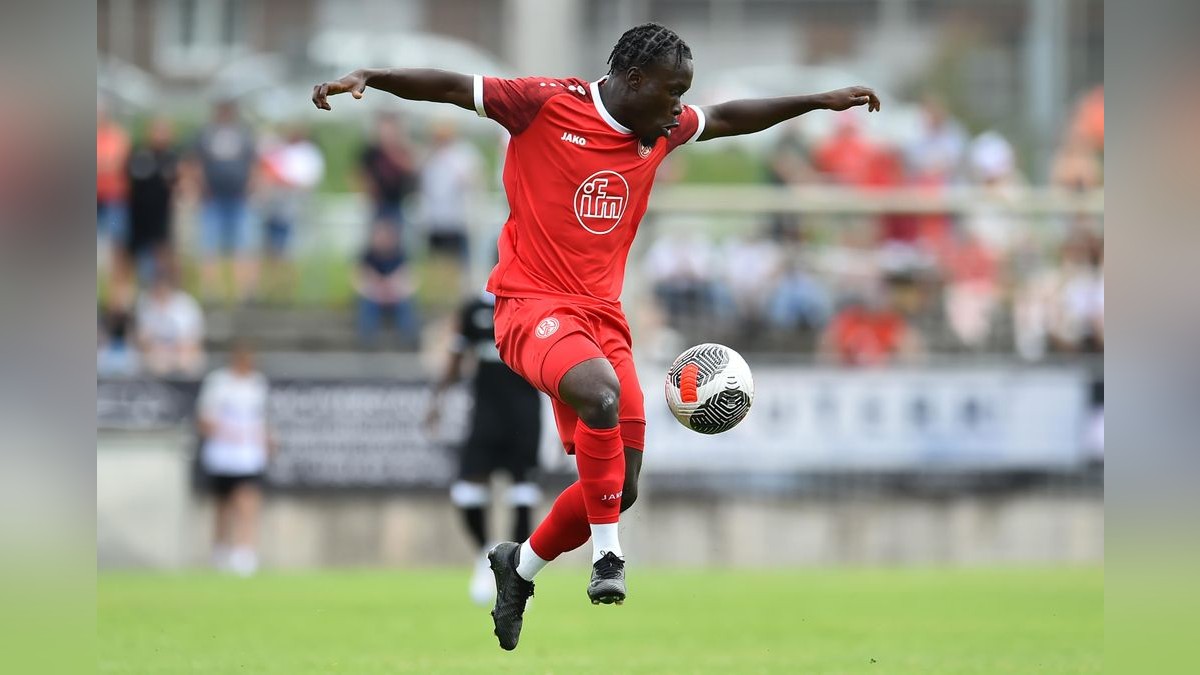 Der VfB Bottrop musste sich Rot-Weiss Essen im Testspiel mit 0:10 geschlagen geben. 2500 Zuschauer verfolgten das Spiel, das zu Ehren des 125-jährigen Bestehens des Bottroper Klubs ausgetragen wurde. VfB Bottrop - Rot-Weiss Essen