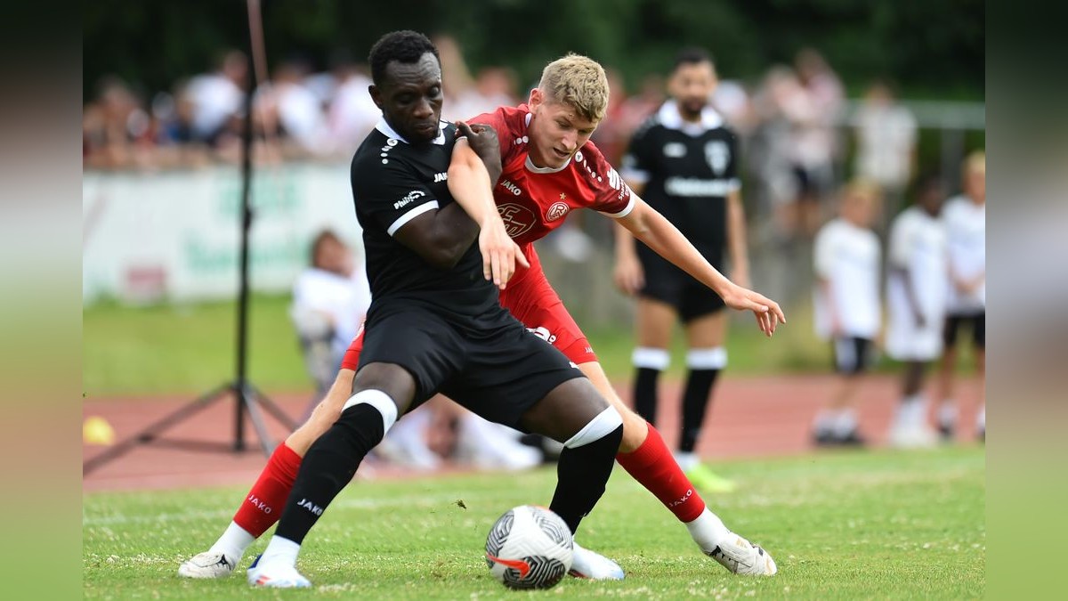Der VfB Bottrop musste sich Rot-Weiss Essen im Testspiel mit 0:10 geschlagen geben. 2500 Zuschauer verfolgten das Spiel, das zu Ehren des 125-jährigen Bestehens des Bottroper Klubs ausgetragen wurde. VfB Bottrop - Rot-Weiss Essen