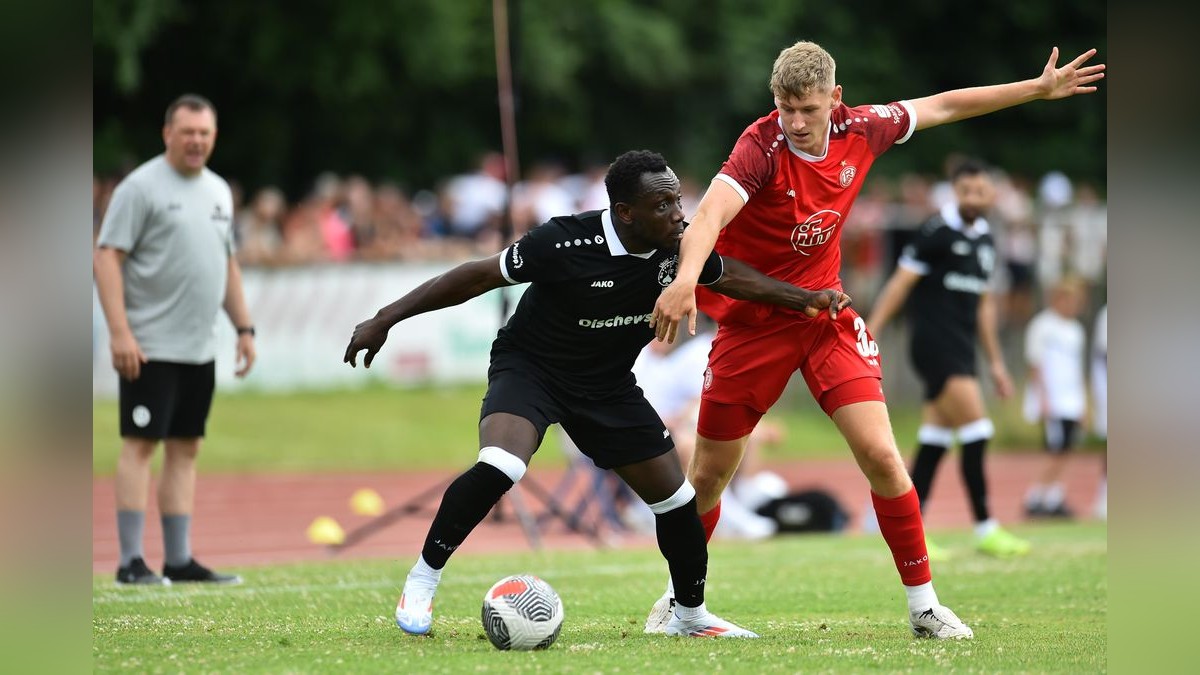 Der VfB Bottrop musste sich Rot-Weiss Essen im Testspiel mit 0:10 geschlagen geben. 2500 Zuschauer verfolgten das Spiel, das zu Ehren des 125-jährigen Bestehens des Bottroper Klubs ausgetragen wurde. VfB Bottrop - Rot-Weiss Essen