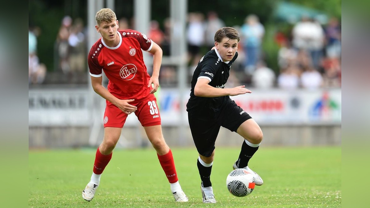 Der VfB Bottrop musste sich Rot-Weiss Essen im Testspiel mit 0:10 geschlagen geben. 2500 Zuschauer verfolgten das Spiel, das zu Ehren des 125-jährigen Bestehens des Bottroper Klubs ausgetragen wurde. VfB Bottrop - Rot-Weiss Essen