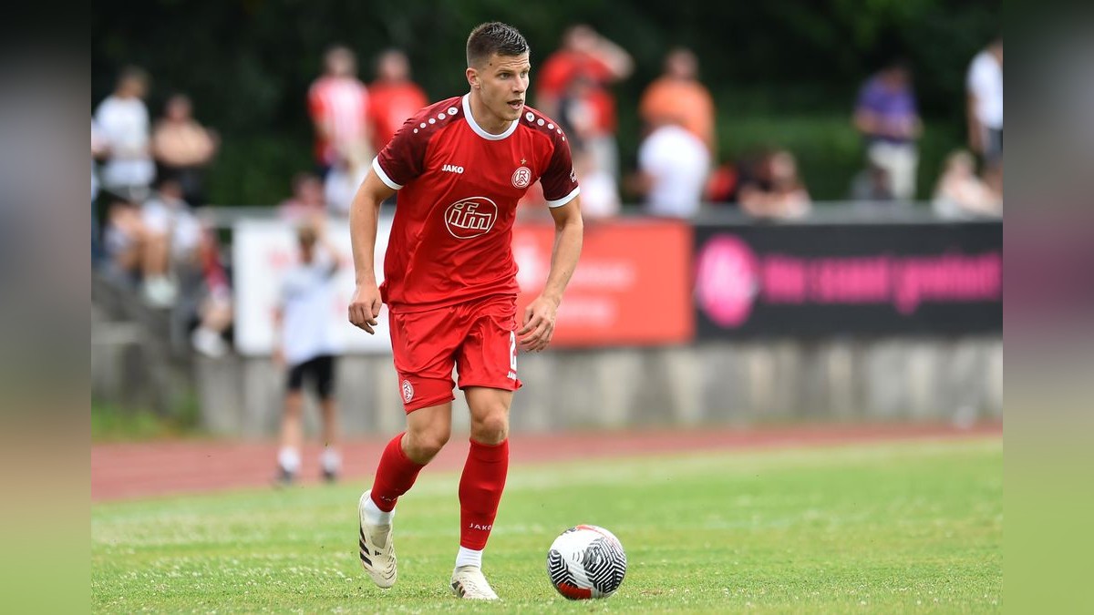 Der VfB Bottrop musste sich Rot-Weiss Essen im Testspiel mit 0:10 geschlagen geben. 2500 Zuschauer verfolgten das Spiel, das zu Ehren des 125-jährigen Bestehens des Bottroper Klubs ausgetragen wurde. VfB Bottrop - Rot-Weiss Essen