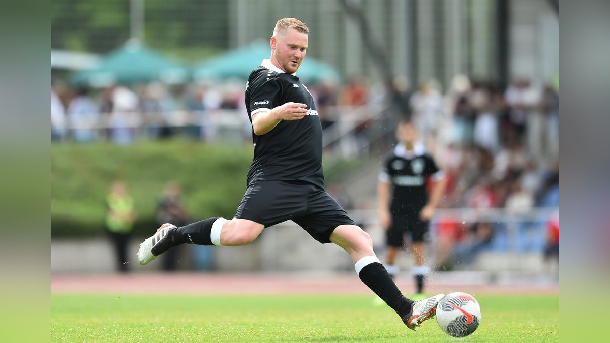 Der VfB Bottrop musste sich Rot-Weiss Essen im Testspiel mit 0:10 geschlagen geben. 2500 Zuschauer verfolgten das Spiel, das zu Ehren des 125-jährigen Bestehens des Bottroper Klubs ausgetragen wurde. VfB Bottrop - Rot-Weiss Essen
