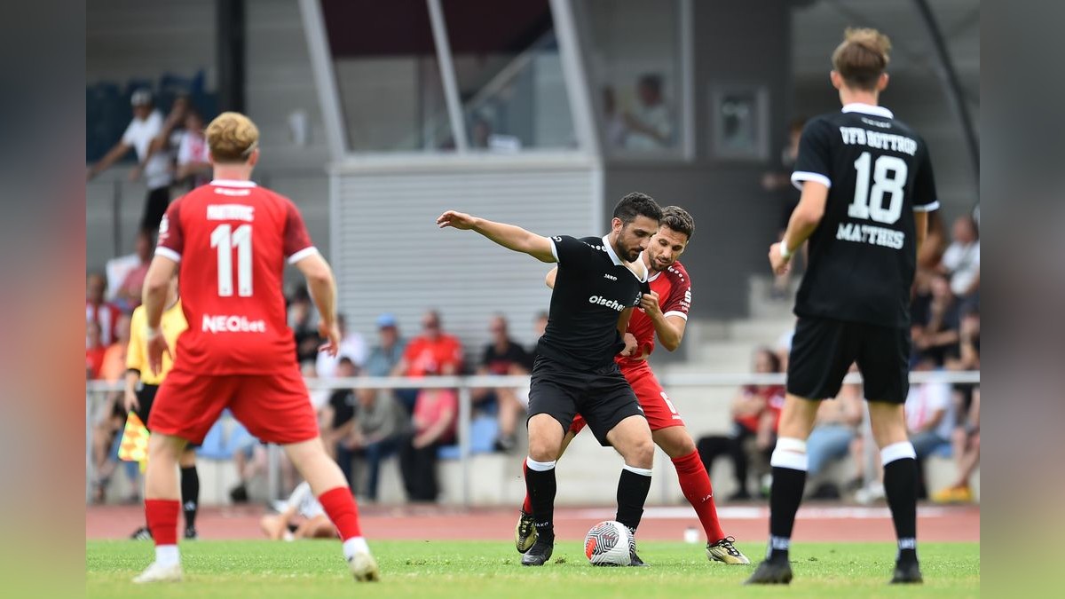 Der VfB Bottrop musste sich Rot-Weiss Essen im Testspiel mit 0:10 geschlagen geben. 2500 Zuschauer verfolgten das Spiel, das zu Ehren des 125-jährigen Bestehens des Bottroper Klubs ausgetragen wurde. VfB Bottrop - Rot-Weiss Essen