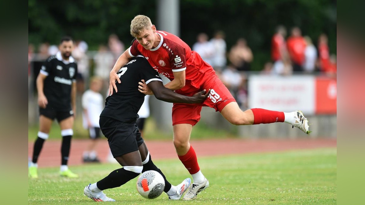 Der VfB Bottrop musste sich Rot-Weiss Essen im Testspiel mit 0:10 geschlagen geben. 2500 Zuschauer verfolgten das Spiel, das zu Ehren des 125-jährigen Bestehens des Bottroper Klubs ausgetragen wurde. VfB Bottrop - Rot-Weiss Essen