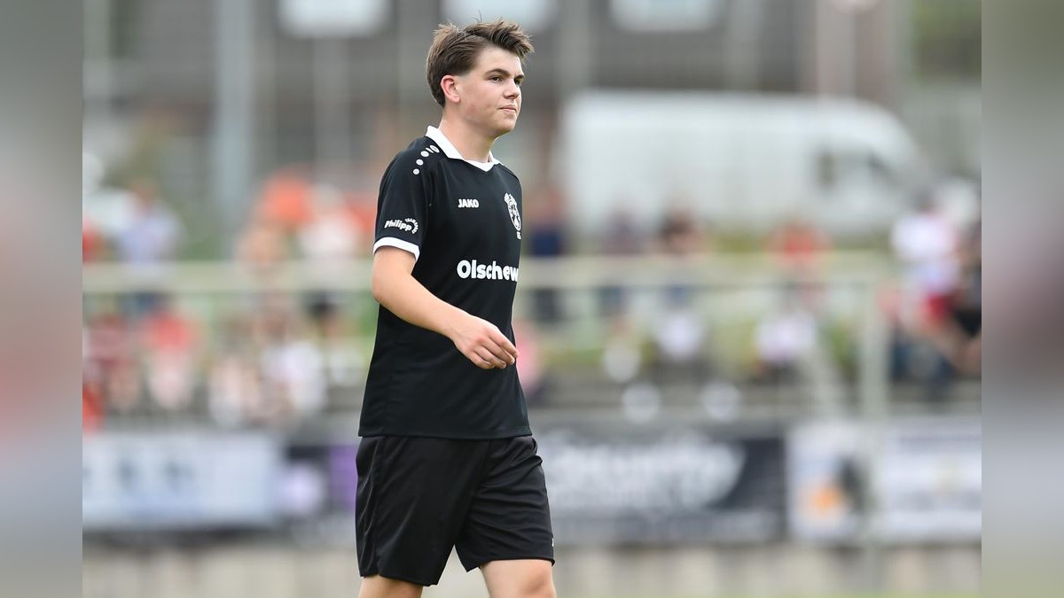 Der VfB Bottrop musste sich Rot-Weiss Essen im Testspiel mit 0:10 geschlagen geben. 2500 Zuschauer verfolgten das Spiel, das zu Ehren des 125-jährigen Bestehens des Bottroper Klubs ausgetragen wurde. VfB Bottrop - Rot-Weiss Essen