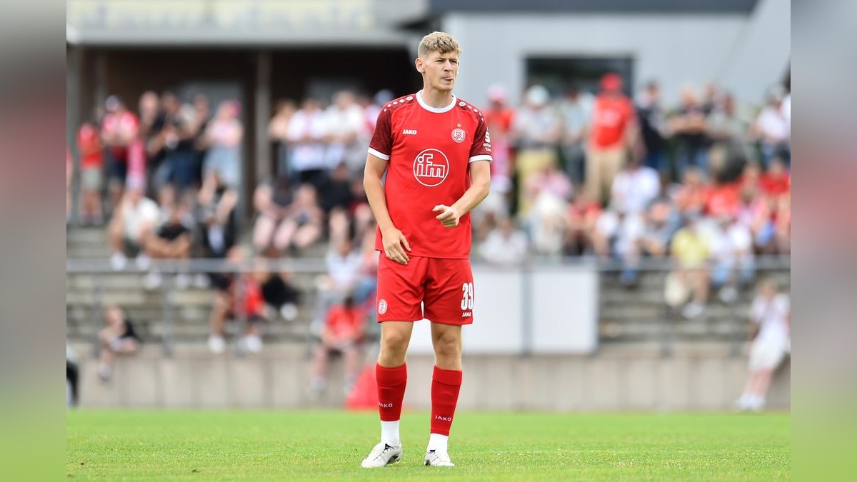 Der VfB Bottrop musste sich Rot-Weiss Essen im Testspiel mit 0:10 geschlagen geben. 2500 Zuschauer verfolgten das Spiel, das zu Ehren des 125-jährigen Bestehens des Bottroper Klubs ausgetragen wurde. VfB Bottrop - Rot-Weiss Essen