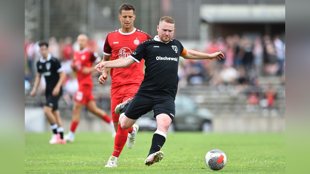 Der VfB Bottrop musste sich Rot-Weiss Essen im Testspiel mit 0:10 geschlagen geben. 2500 Zuschauer verfolgten das Spiel, das zu Ehren des 125-jährigen Bestehens des Bottroper Klubs ausgetragen wurde. VfB Bottrop - Rot-Weiss Essen