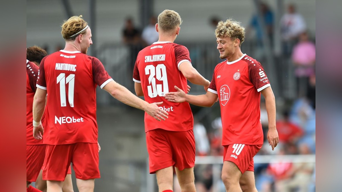 Der VfB Bottrop musste sich Rot-Weiss Essen im Testspiel mit 0:10 geschlagen geben. 2500 Zuschauer verfolgten das Spiel, das zu Ehren des 125-jährigen Bestehens des Bottroper Klubs ausgetragen wurde. VfB Bottrop - Rot-Weiss Essen