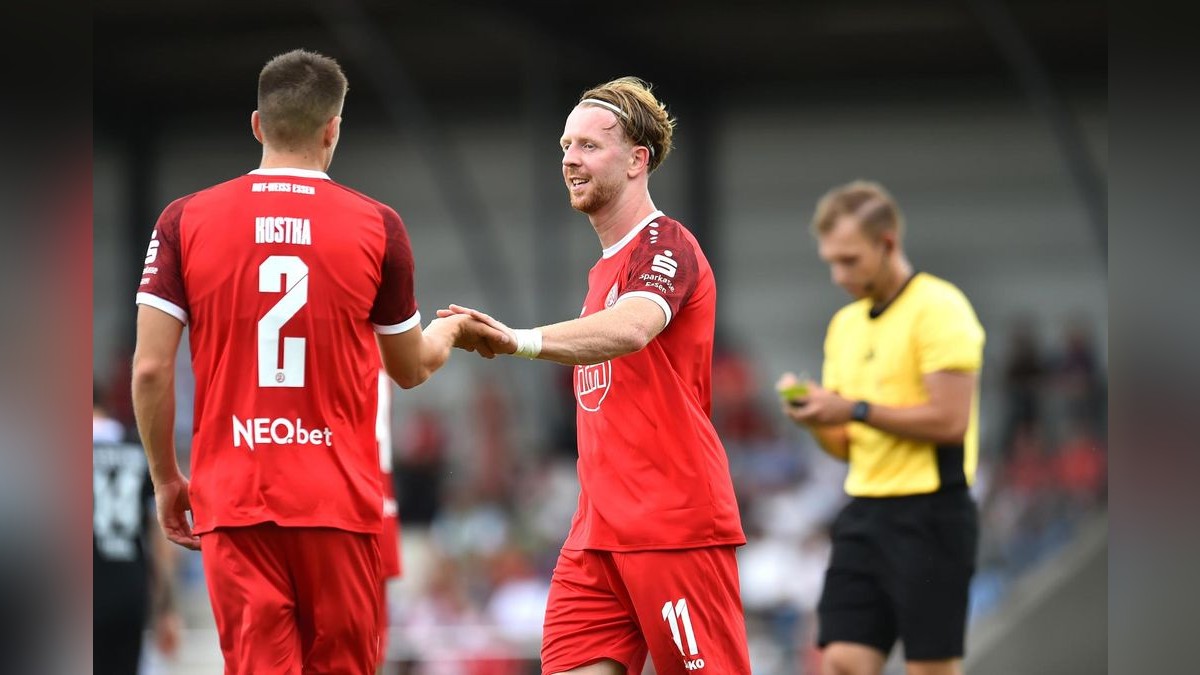 Der VfB Bottrop musste sich Rot-Weiss Essen im Testspiel mit 0:10 geschlagen geben. 2500 Zuschauer verfolgten das Spiel, das zu Ehren des 125-jährigen Bestehens des Bottroper Klubs ausgetragen wurde. VfB Bottrop - Rot-Weiss Essen