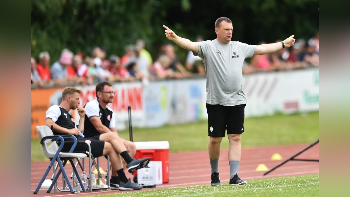 Der VfB Bottrop musste sich Rot-Weiss Essen im Testspiel mit 0:10 geschlagen geben. 2500 Zuschauer verfolgten das Spiel, das zu Ehren des 125-jährigen Bestehens des Bottroper Klubs ausgetragen wurde. VfB Bottrop - Rot-Weiss Essen