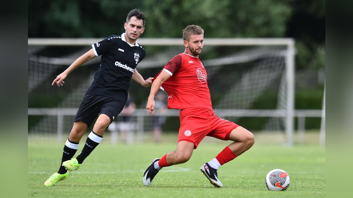 Der VfB Bottrop musste sich Rot-Weiss Essen im Testspiel mit 0:10 geschlagen geben. 2500 Zuschauer verfolgten das Spiel, das zu Ehren des 125-jährigen Bestehens des Bottroper Klubs ausgetragen wurde. VfB Bottrop - Rot-Weiss Essen