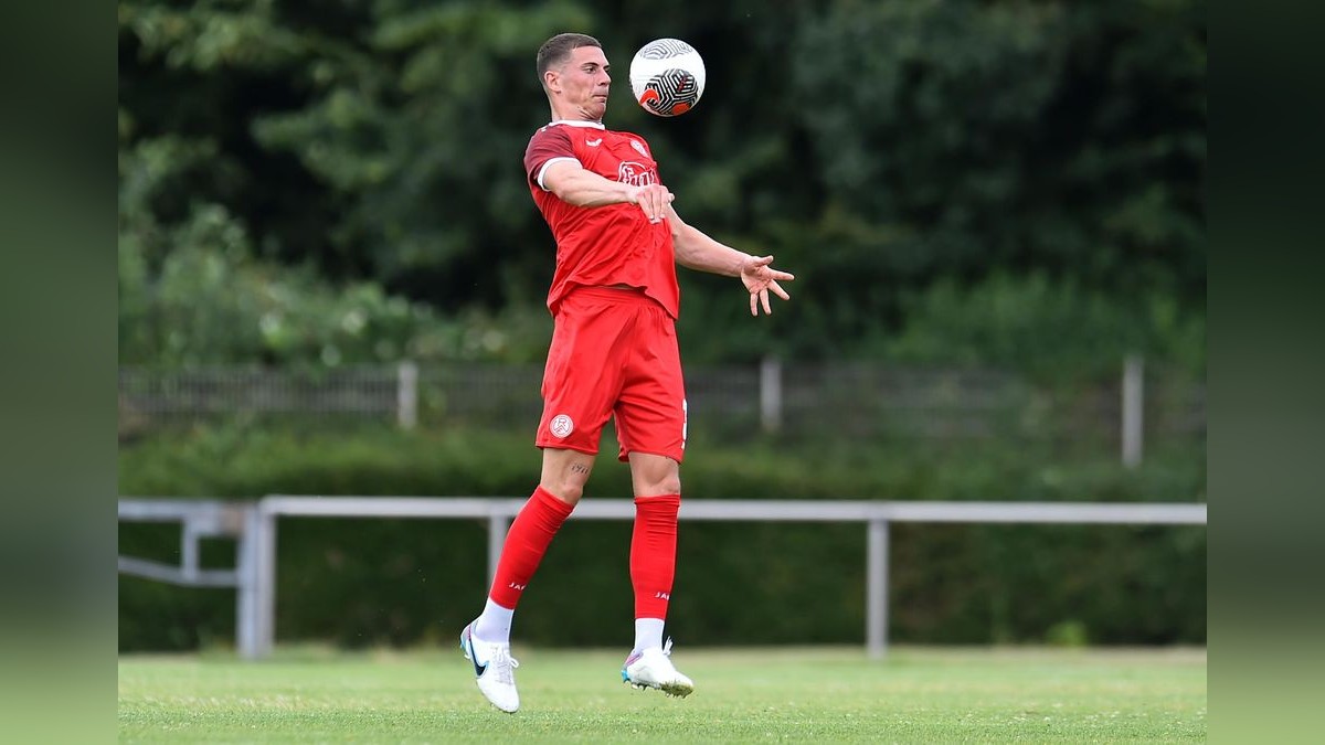 Der VfB Bottrop musste sich Rot-Weiss Essen im Testspiel mit 0:10 geschlagen geben. 2500 Zuschauer verfolgten das Spiel, das zu Ehren des 125-jährigen Bestehens des Bottroper Klubs ausgetragen wurde. VfB Bottrop - Rot-Weiss Essen