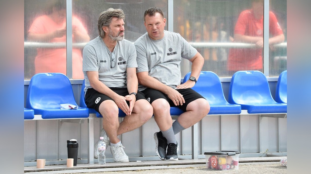 Der VfB Bottrop musste sich Rot-Weiss Essen im Testspiel mit 0:10 geschlagen geben. 2500 Zuschauer verfolgten das Spiel, das zu Ehren des 125-jährigen Bestehens des Bottroper Klubs ausgetragen wurde. VfB Bottrop - Rot-Weiss Essen