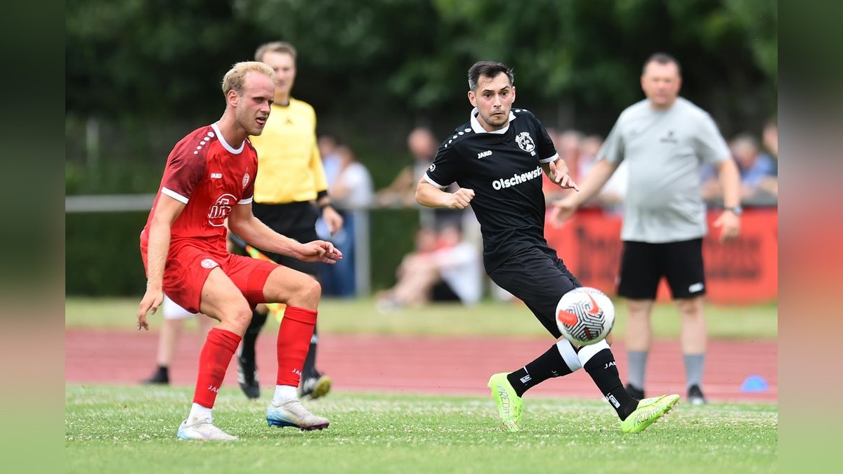 Der VfB Bottrop musste sich Rot-Weiss Essen im Testspiel mit 0:10 geschlagen geben. 2500 Zuschauer verfolgten das Spiel, das zu Ehren des 125-jährigen Bestehens des Bottroper Klubs ausgetragen wurde. VfB Bottrop - Rot-Weiss Essen